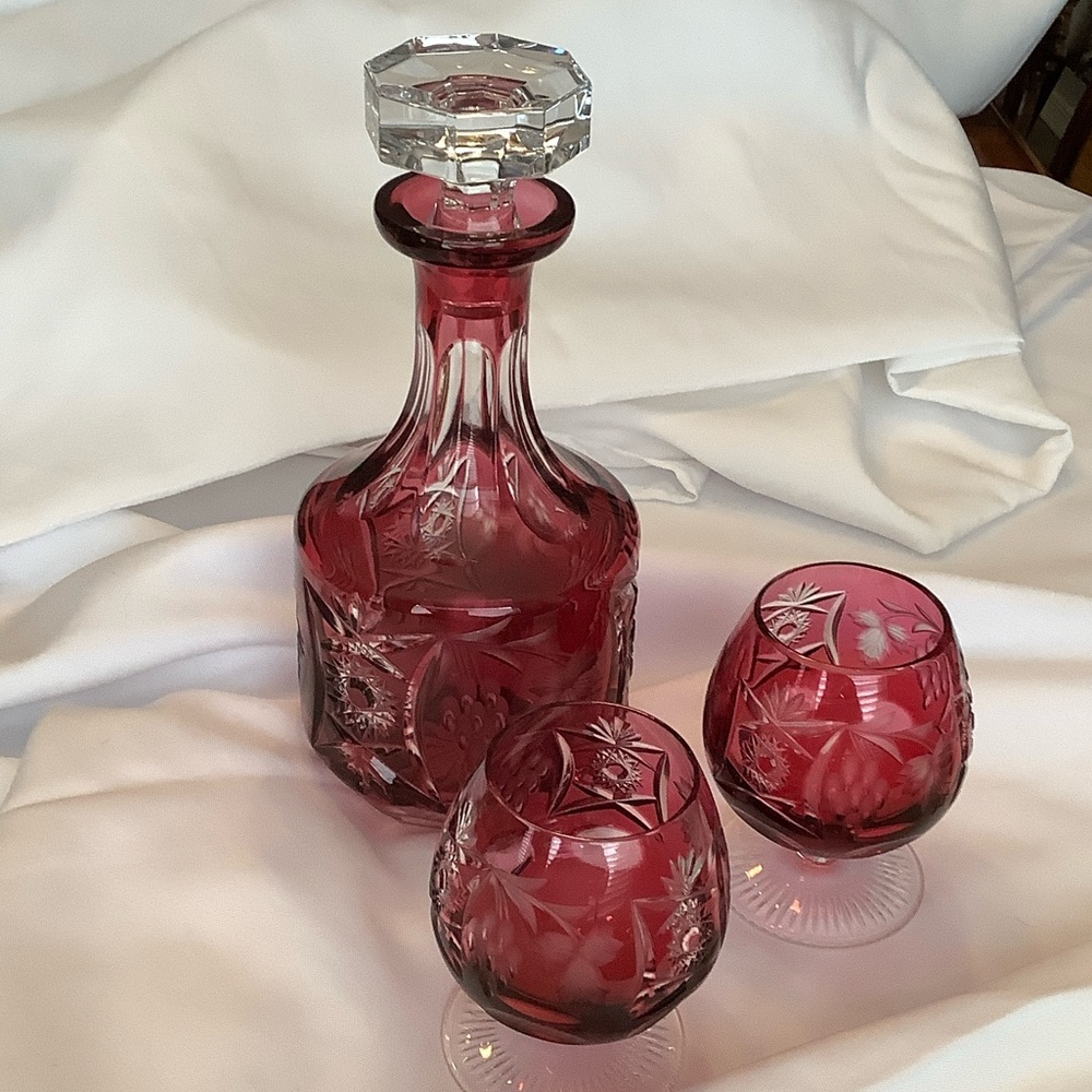 Decanter w two  glasses